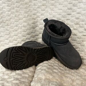 UGG Classic Ultra Mini Fur-Lined Boots | Grey